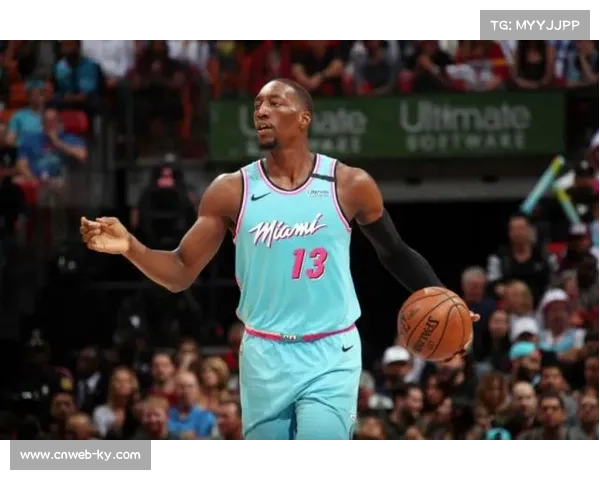 阿德巴约晒图为女友喝彩球迷调侃称他应学习以她为核心打法